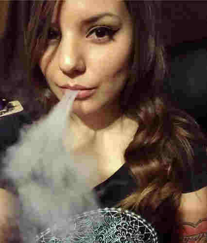 集體有電子煙的女人