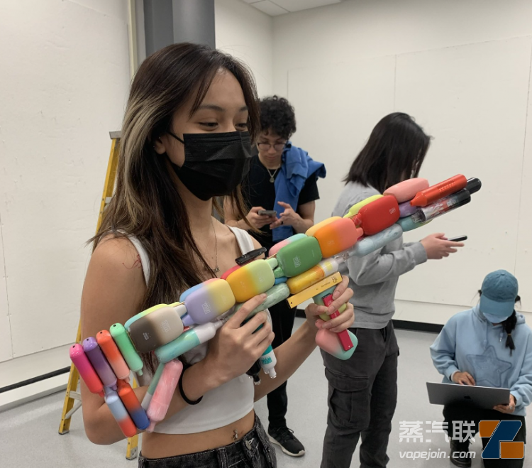 用廢棄的電子煙制作的“玩具”。