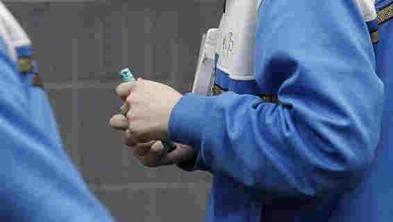 校門口文具店賣電子煙給小學生 10歲已成“老煙民”？