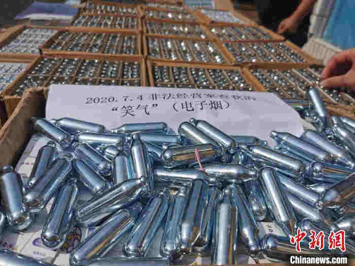 圖為警方查獲的“笑氣”?！Μ|瑋 攝