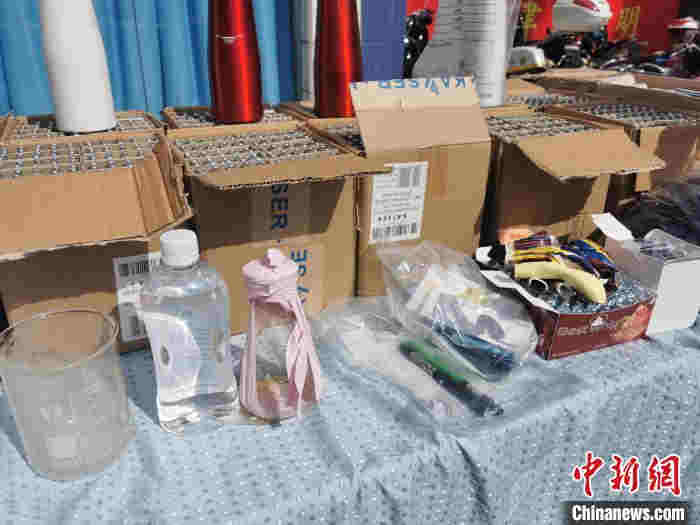 圖為警方查獲的“笑氣”、“上頭電子煙”及含有大麻的煙油?！Μ|瑋 攝