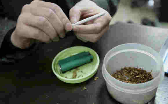 應對香煙漲價 韓國煙民自制卷煙和煙液