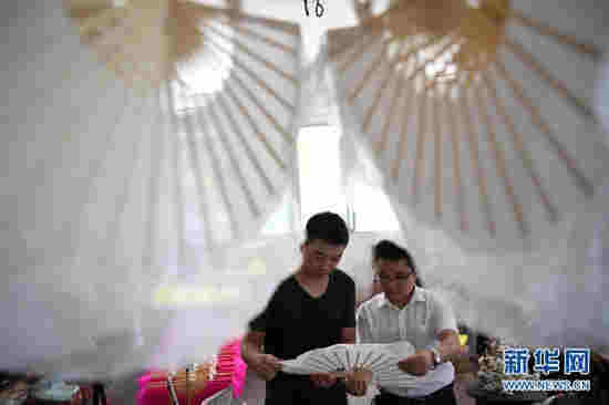 （社會）（2）手藝人堅守下的折扇“新生”