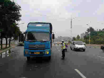　交警檢查過往貨車。（資料圖）