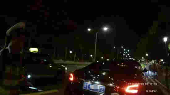 中山女子跑拱北蹦迪 頂不住悶熱吹個海風竟出了這事