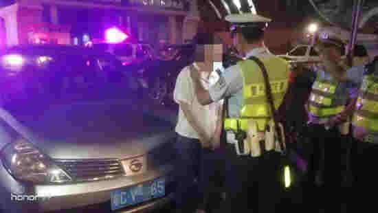 中山女子跑拱北蹦迪 頂不住悶熱吹個海風竟出了這事