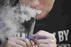 摘不掉“危害”更小的光環 就禁不住電子煙進校園