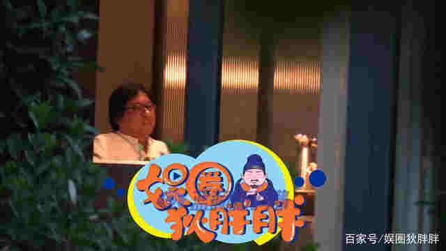 高曉松和朋友吃飯聊天：包間內電子煙不離手 