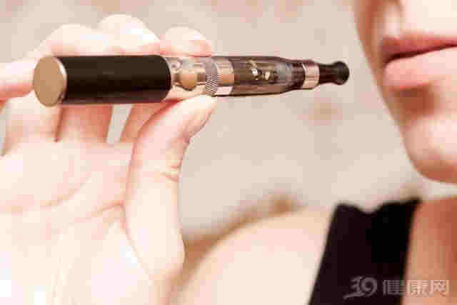 電子煙有助戒煙，還不傷肺？它有4個危害，很多人后知后覺 