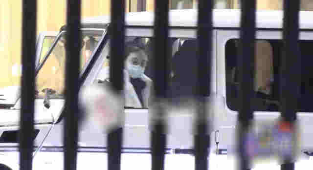 馬思純車內抽電子煙，在媽媽面前毫不避諱，吞云吐霧熟練似老手 