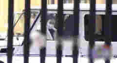 馬思純車內抽電子煙，在媽媽面前毫不避諱，吞云吐霧熟練似老手