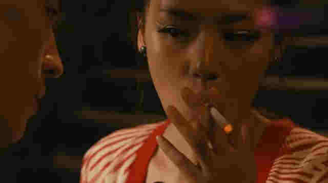 馬思純車內抽電子煙，在媽媽面前毫不避諱，吞云吐霧熟練似老手 