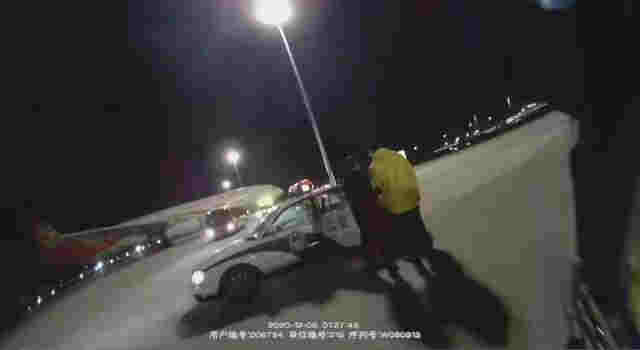 航班下降途中男子大搖大擺吸電子煙，被行拘5日 