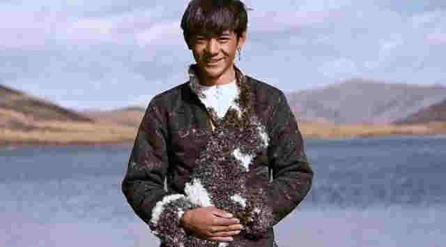 丁真吸煙視頻曝光動作熟練，公司回應惹爭議：電子煙不是煙 