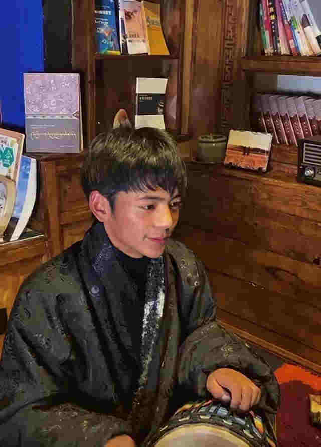 丁真吸煙視頻曝光動作熟練，公司回應惹爭議：電子煙不是煙 