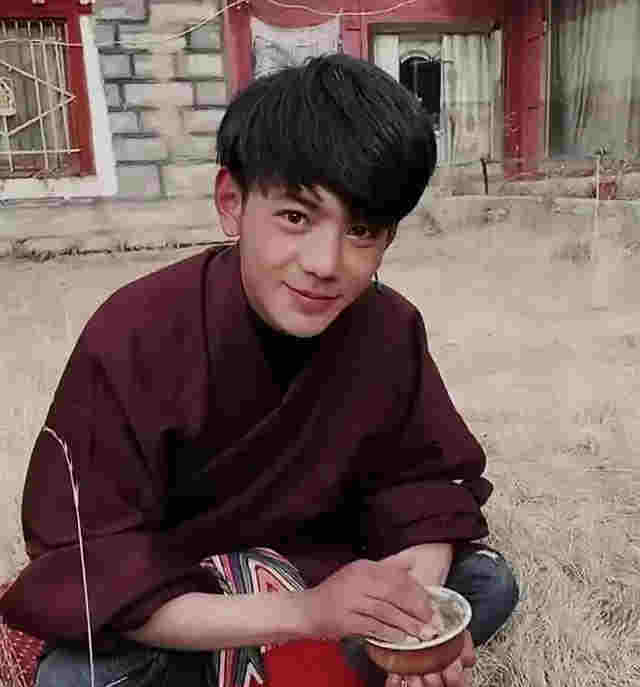 丁真吸煙視頻曝光動作熟練，公司回應惹爭議：電子煙不是煙 