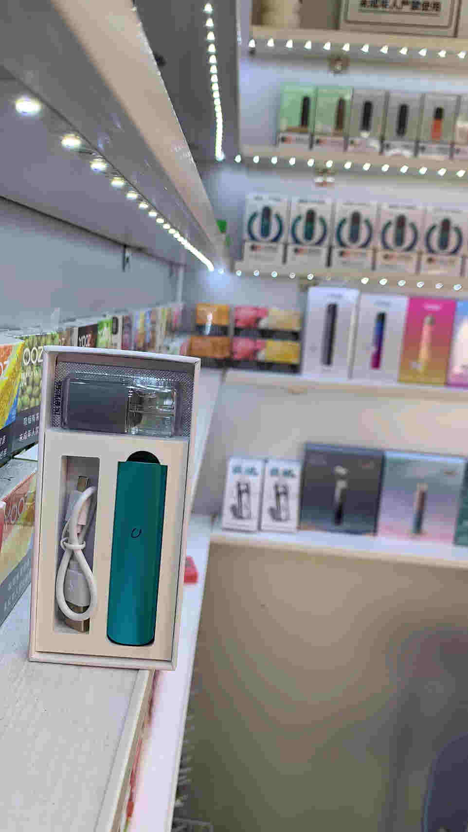 強監管下的電子煙：線上假貨泛濫，專賣店產品低價銷往微商，18歲門檻仍同虛設 