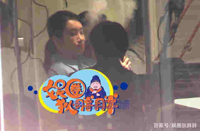 秦海璐片場休息時抽電子煙，動作熟練似老用戶 